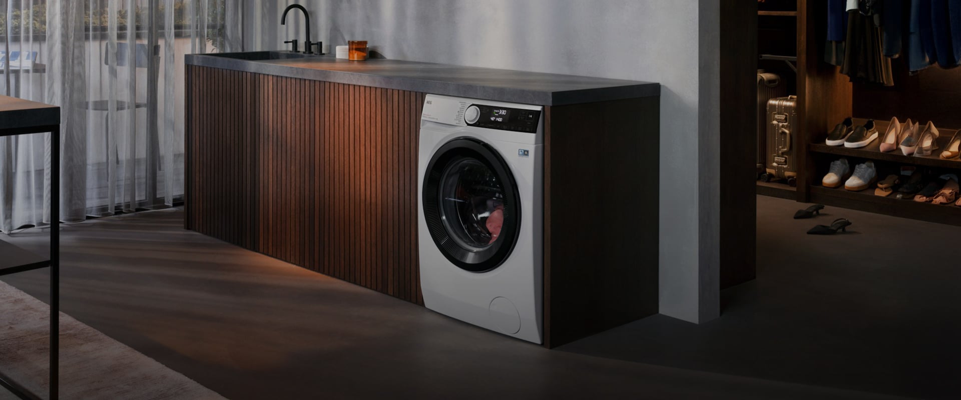 En vaskemaskine i et bryggers.